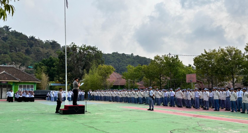 Apel Senin MAN 2 Bandar Lampung, Kapolsek Bumi Waras Sampaikan Amanat Bahaya Narkoba Sekaligus Buka ASTS