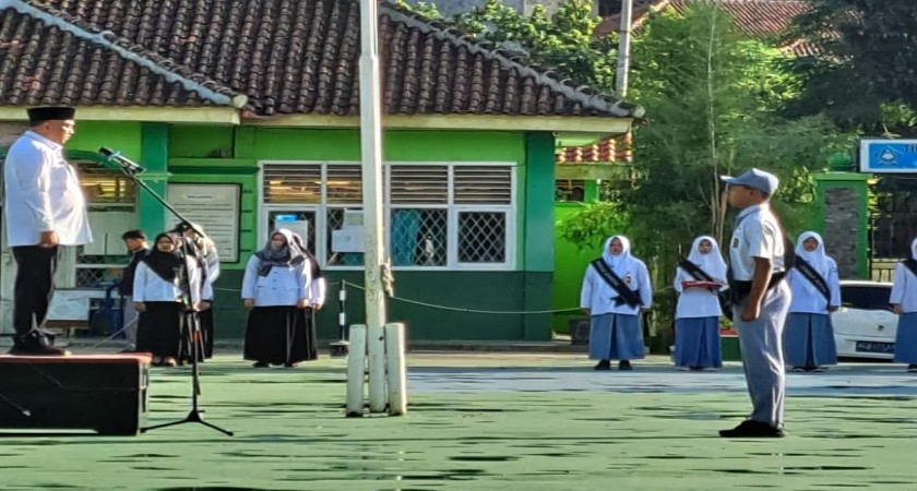 Upacara Bendera Hari Senin, Nauval Ingatkan Siswa Akan Pentingnya Disiplin