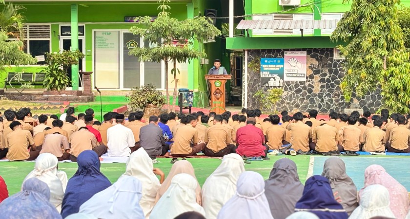 MAN 2 Bandar Lampung Gelar Salat Istisqa Pasca Dampak Abu Vulkanik Gunung Anak Krakatau