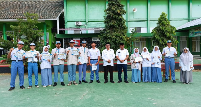 Momen Upacara Bendera MAN 2 Bandar Lampung Beri Apresiasi Pada Peserta Didik Berprestasi