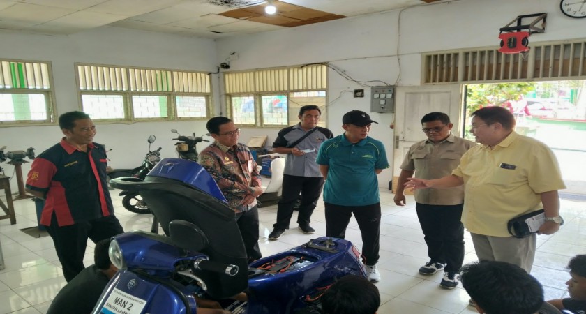 MAN 2 Bandar Lampung Inisiasi Kolaborasi dengan QJ Motor Lampung, Dorong Kompetensi Siswa di Era Kendaraan Listrik