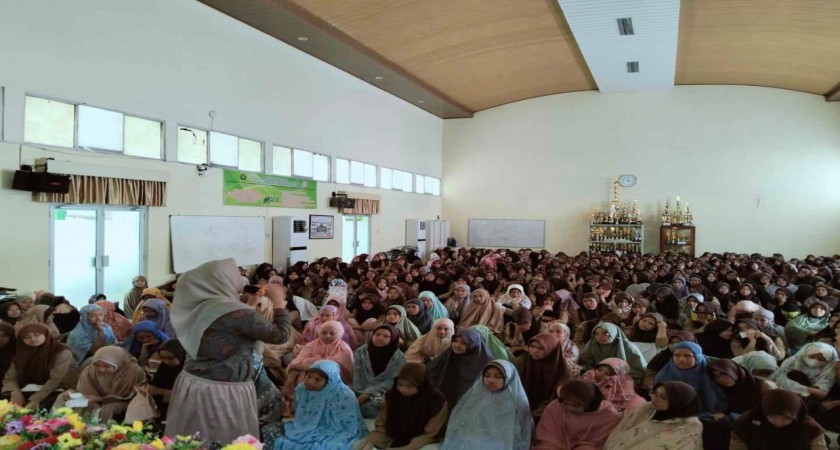 Program Keputrian Tanamakan Ilmu Fiqih dan Publik Speaking Pada Peserta Didik Putri MAN 2 Bandar Lampung   
