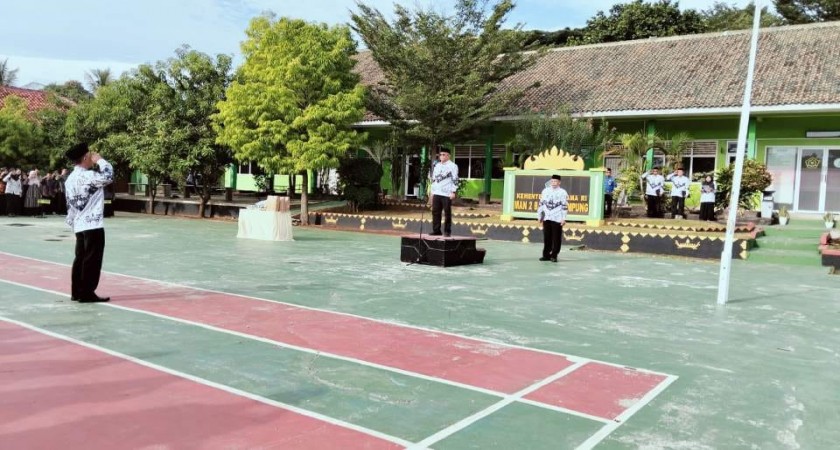 Upacara Bendera Awali Peringatan Hari Guru Nasional Tahun 2024 di MAN 2 Bandar Lampung
