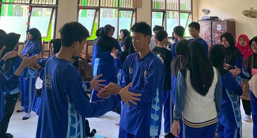 English Club MAN 2 Bandar Lampung Adakan Diklat