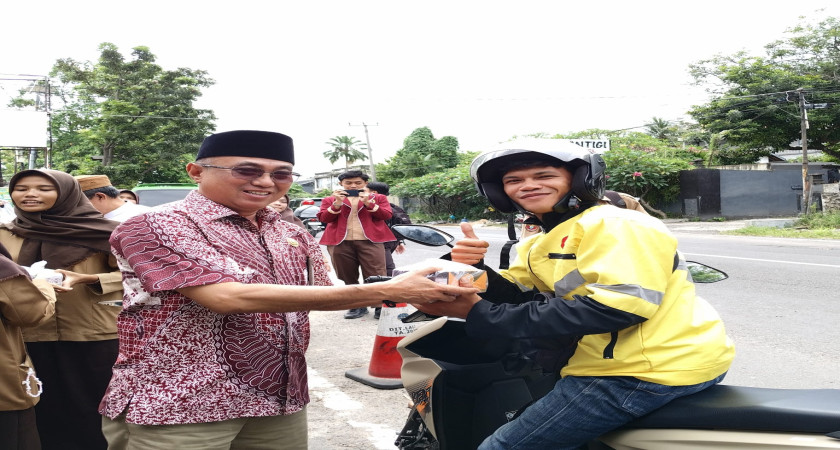 Menebar Berkah di Jalan Gatot Subroto: MAN 2 Bandar Lampung Bagikan Takjil Gratis