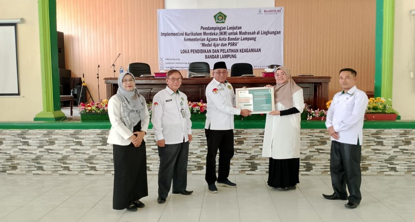 MAN 2 Bandar Lampung Terima Sertifikat Madrasah Kurikulum Merdeka serta Adakan Pendampingan IKMBK