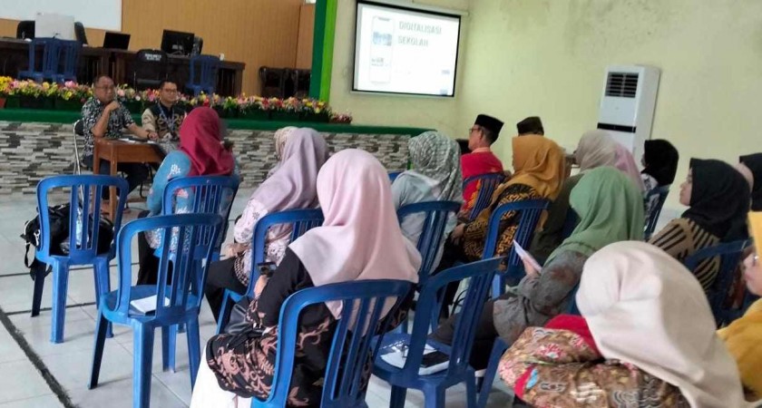 Sosialisasi Buku Digital dan Perangkat Ajar: Tim IT Erlangga Berikan Pelatihan untuk Guru MAN 2 Bandar Lampung